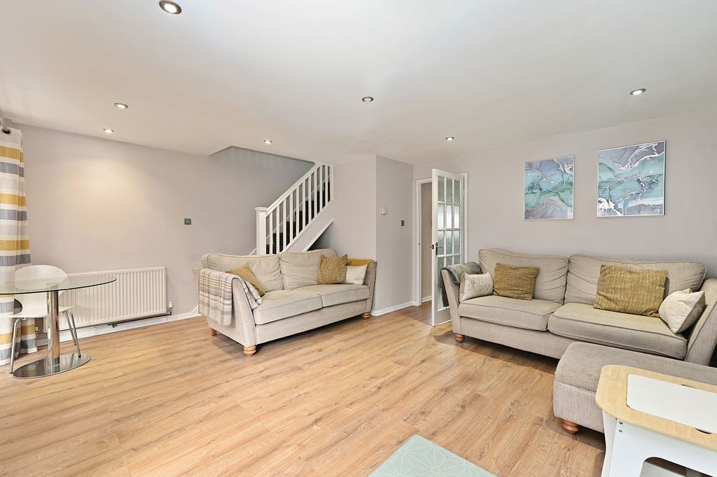 Property photo 2 of 13 8-Oak-Farm-Close (11)