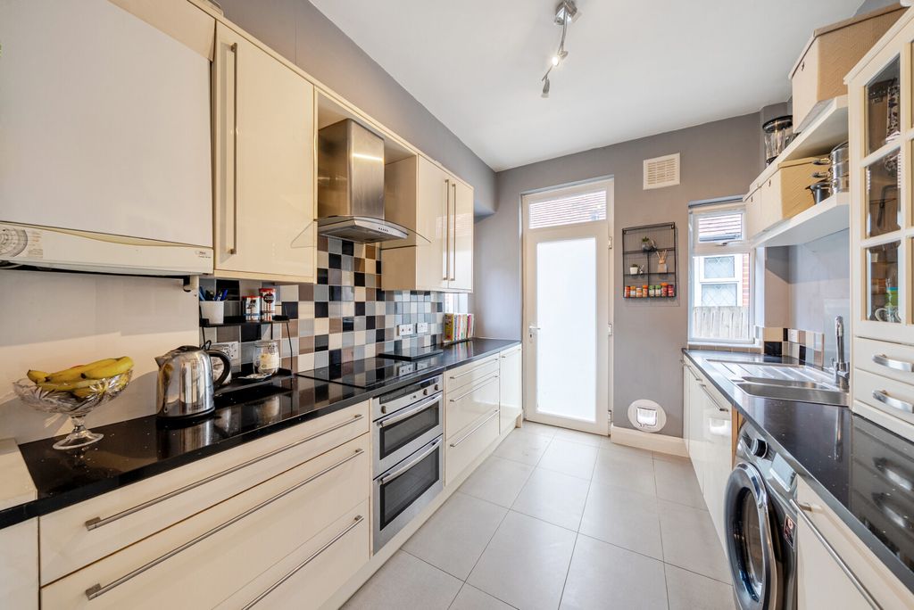 Property photo 3 of 10 1407653-5-698B165...