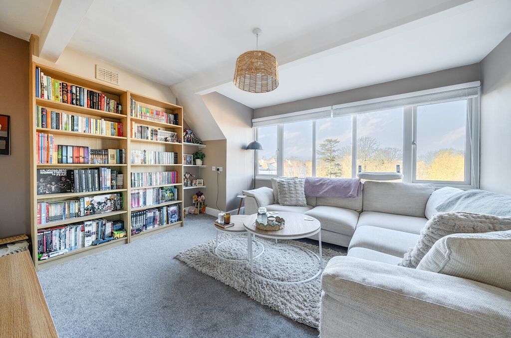 Property photo 2 of 12 Lounge1