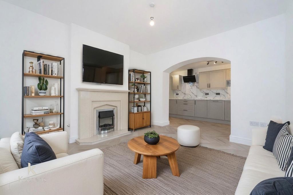 Property photo 1 of 32