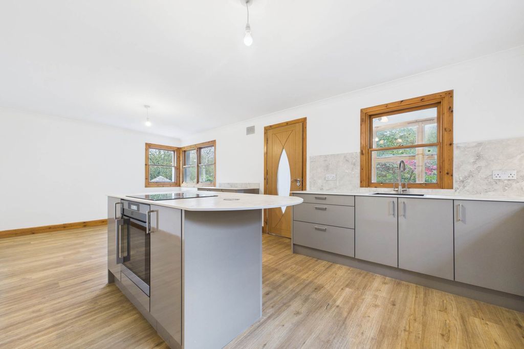 Property photo 2 of 25