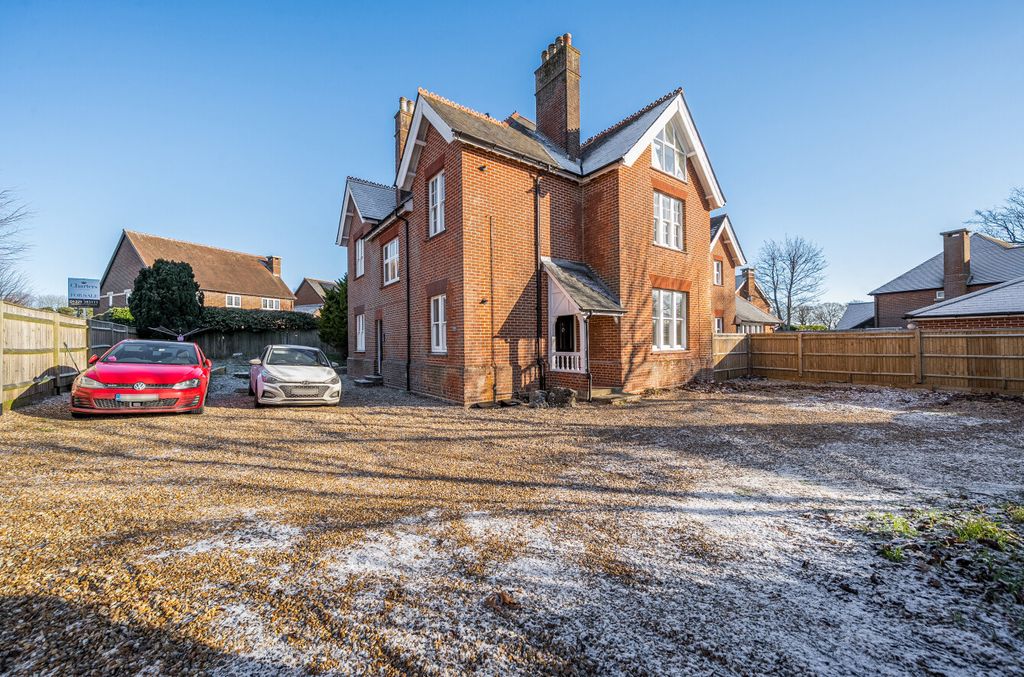 Property photo 1 of 9 1395697-18-695Bac...