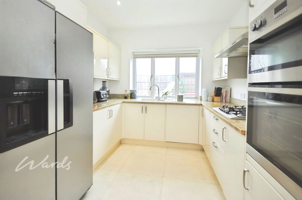 Property photo 3 of 9 Kitchen