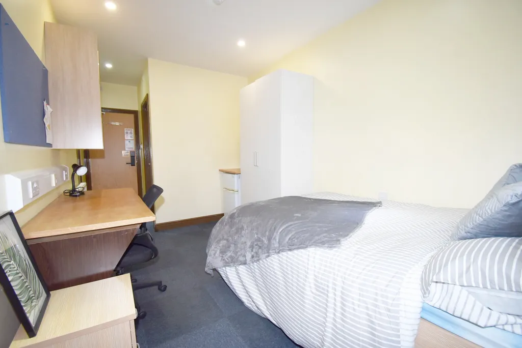 Apartment in Coventry CV1 - More