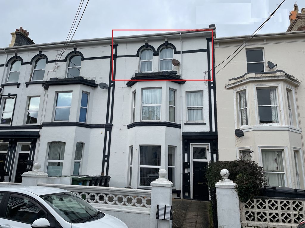 Property photo 1 of 11 Flat 4, 5 Barton Crescent - Main