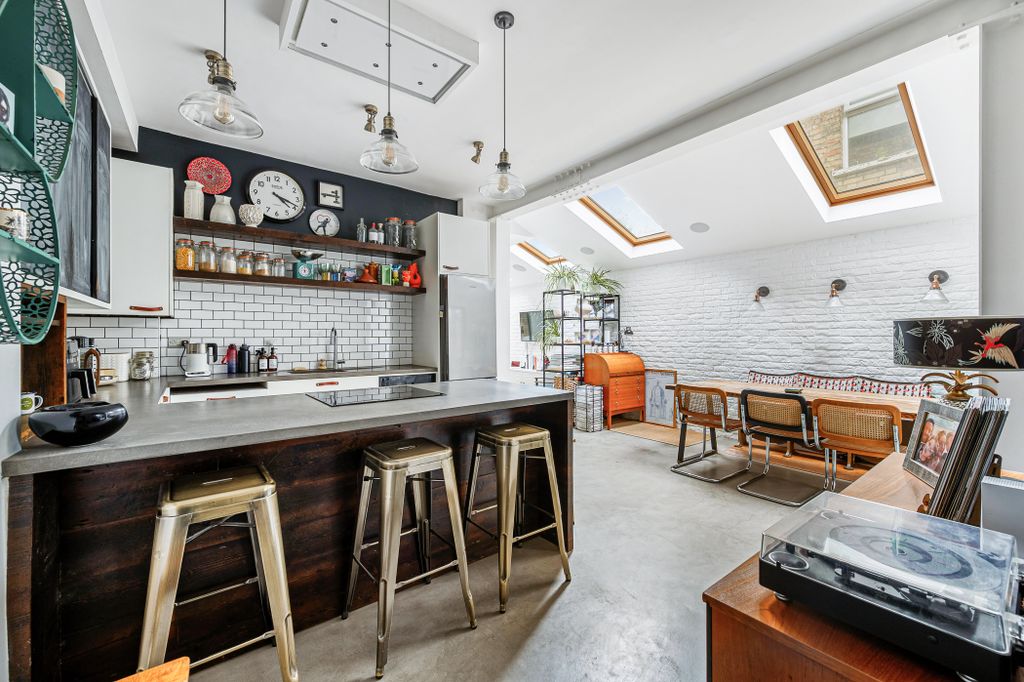 Property photo 2 of 14 Gff 51 Little Ealing Lane-8