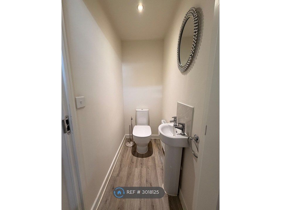Property photo 2 of 18 Toilet
