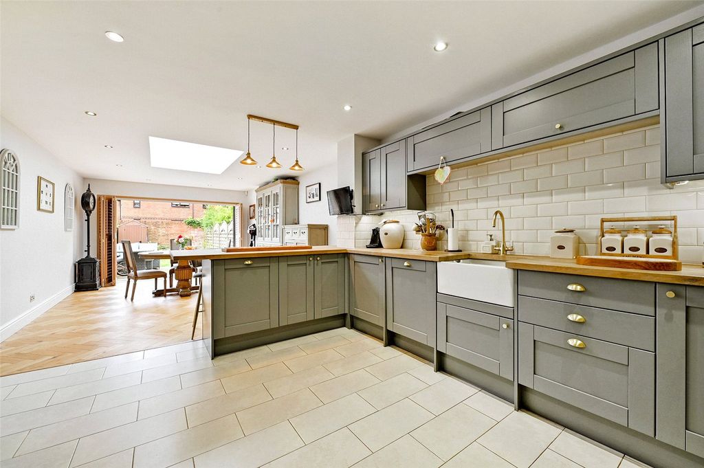 Property photo 1 of 9 Kitchen