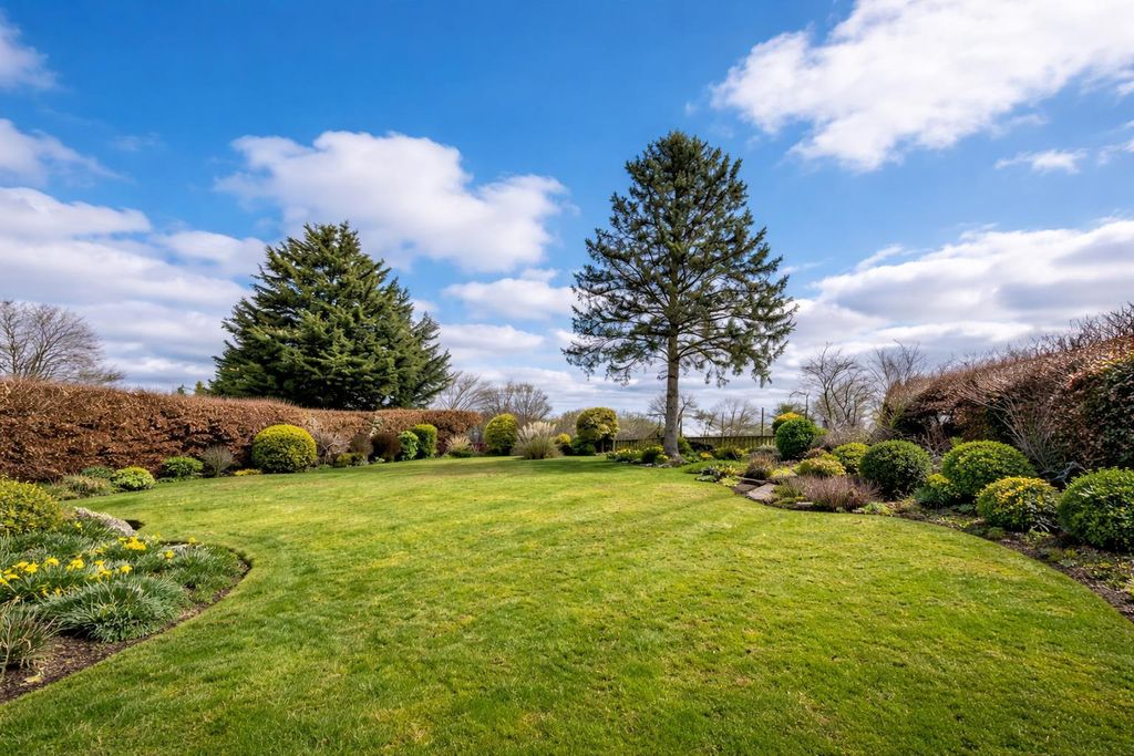 Property photo 2 of 15 Garden