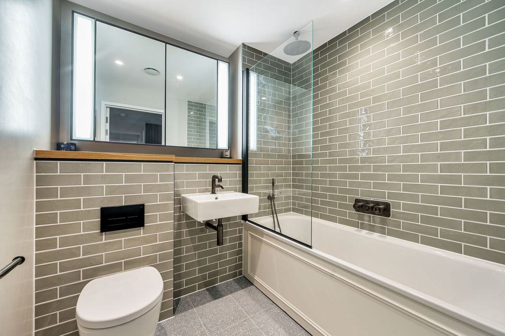 Property photo 3 of 16 Family Bathroom