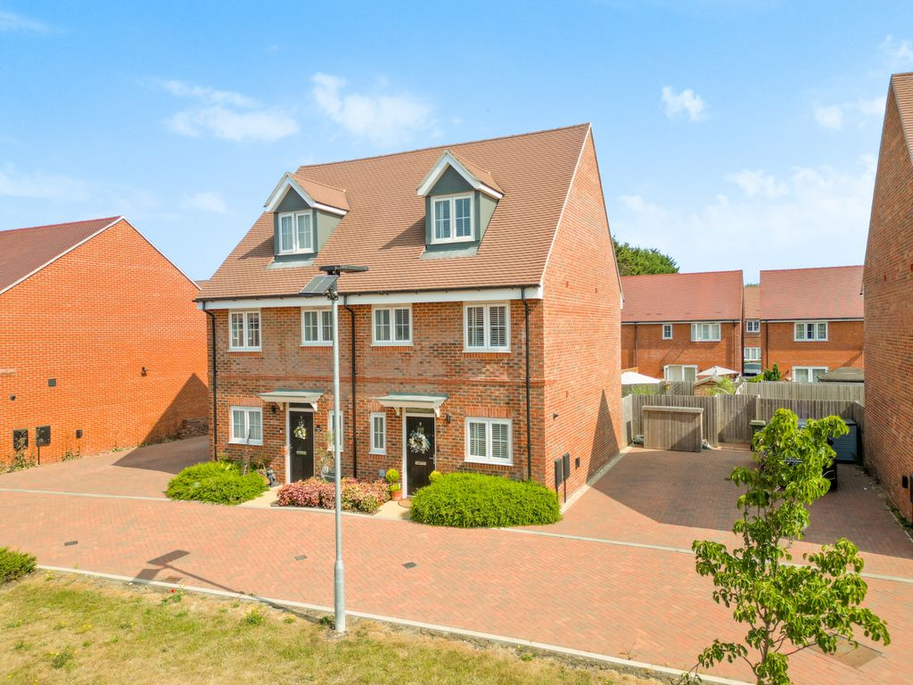 Property photo 1 of 24 Bodge Piece, Weston Turville
