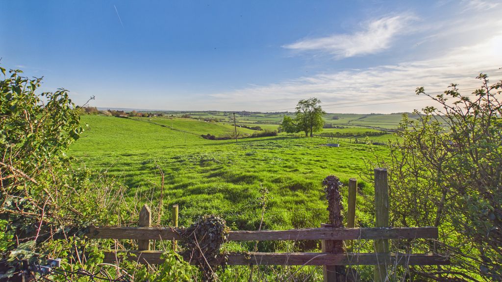 Property photo 3 of 23 Cam04968G0-Pr0114-Still028