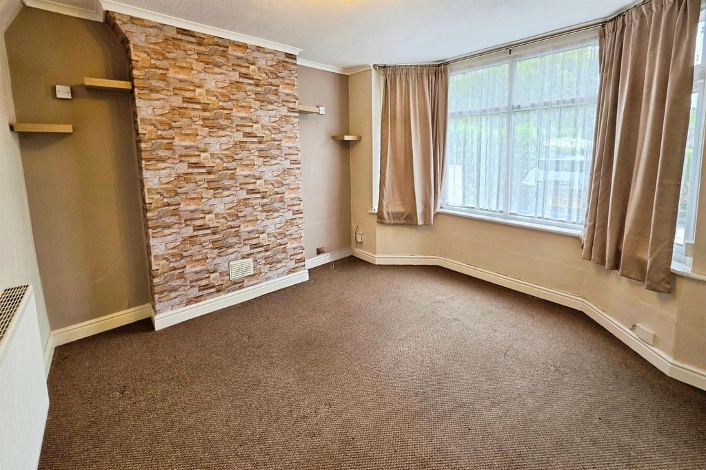 Property photo 3 of 8 Lounge