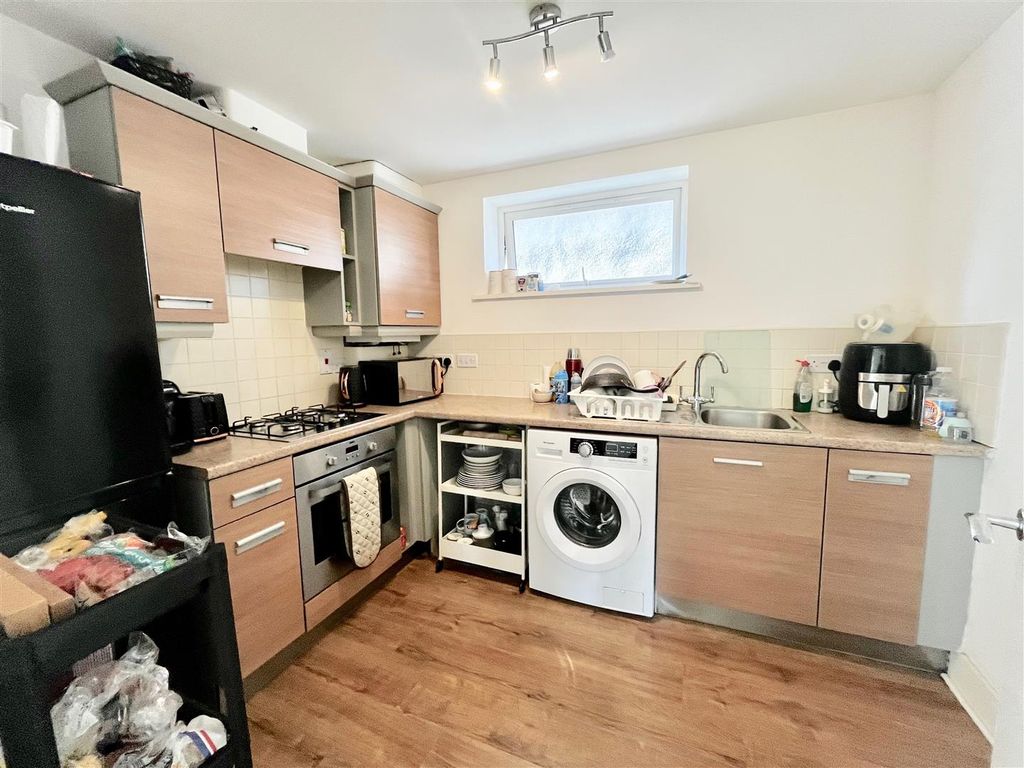 Property photo 3 of 8 Kitchen