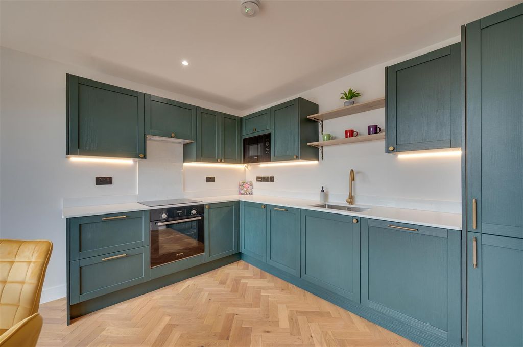 Property photo 2 of 11 Daniels_Flat 7_164 Harlesden Road London Nw10_009.
