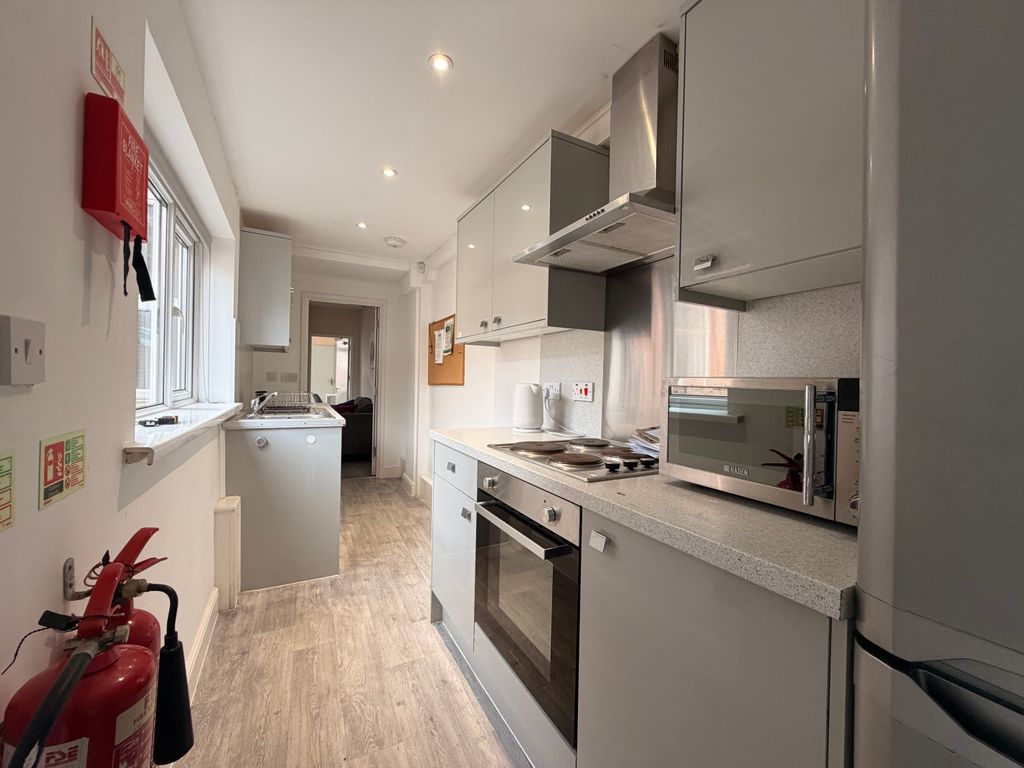 Property photo 3 of 12 Kitchen