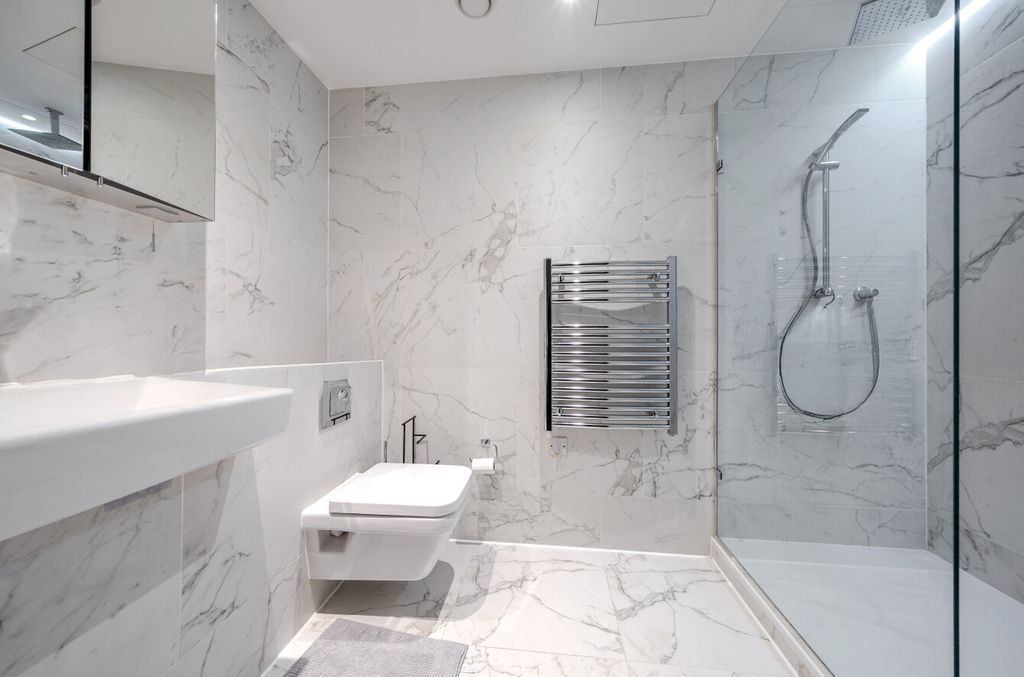Property photo 1 of 9 Bathroom