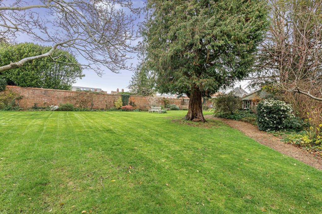 Property photo 2 of 31