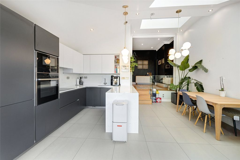 Property photo 2 of 11 Kitchen