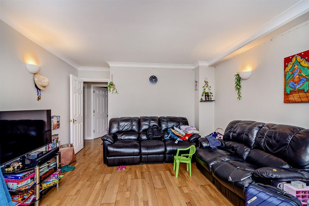 Property photo 2 of 10 8672273-Interior10-800.Jpg