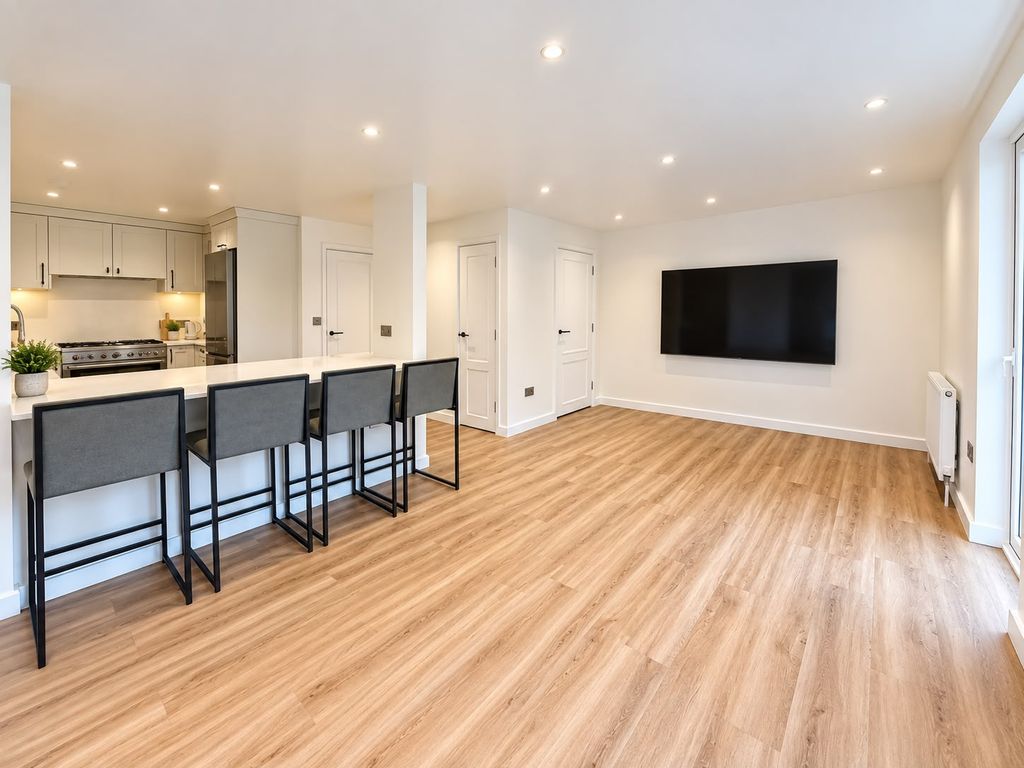 Property photo 1 of 12 Modern 2-Bedroom Flat Near Manor Park