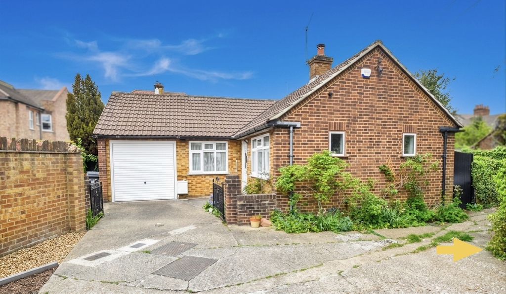Property photo 1 of 7 The Spinney, Granville Road, London, N12 0Hr