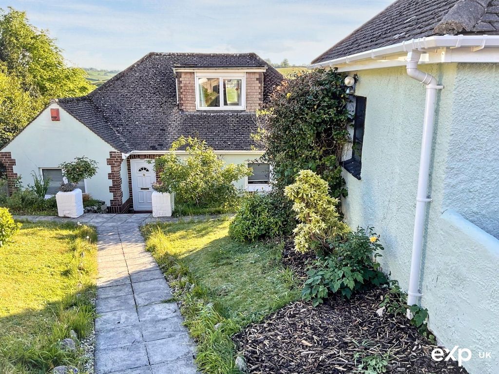 Property photo 2 of 33