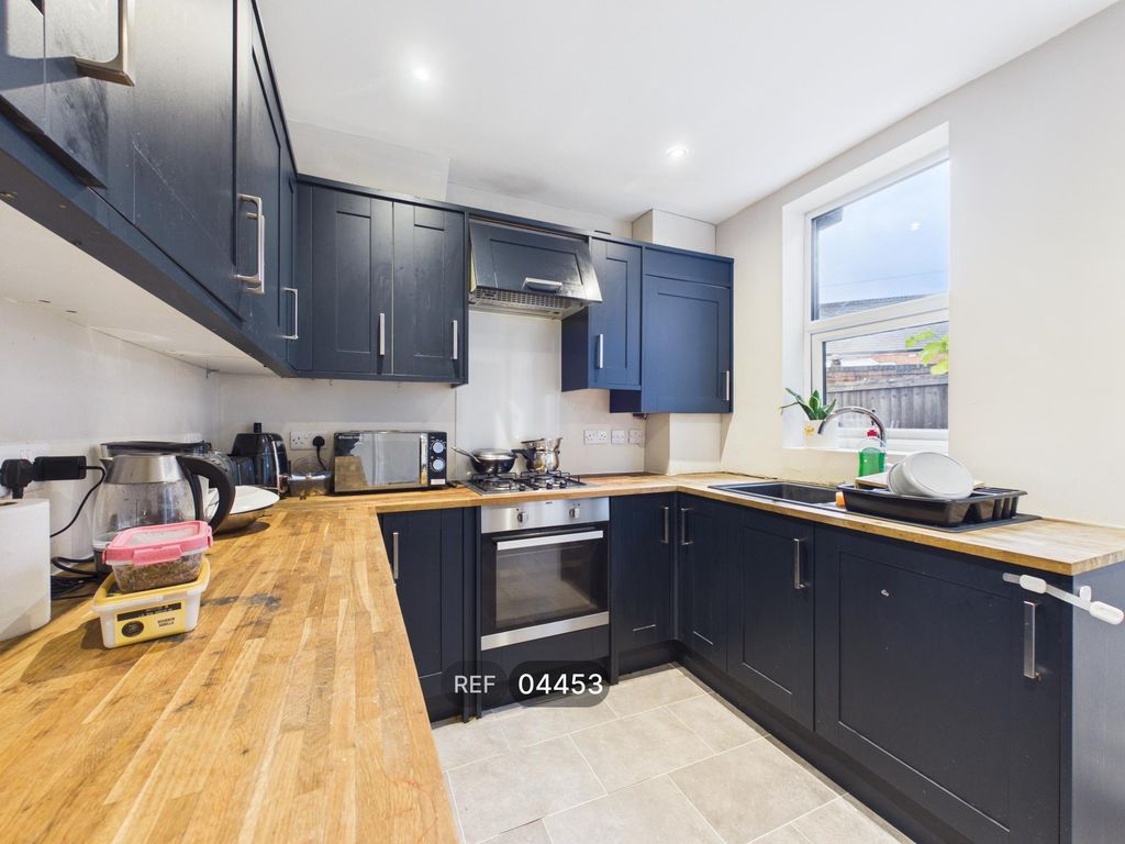 Property photo 3 of 11 Kitchen