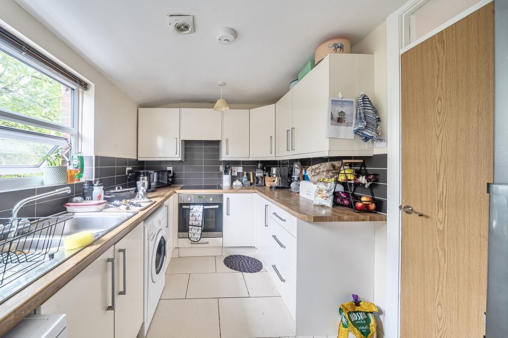 Property photo 2 of 11 Kitchen