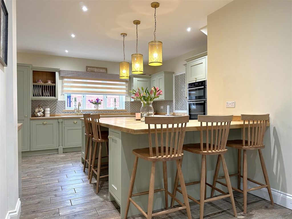 Property photo 2 of 36 Lovely Family Dining Kitchen 365