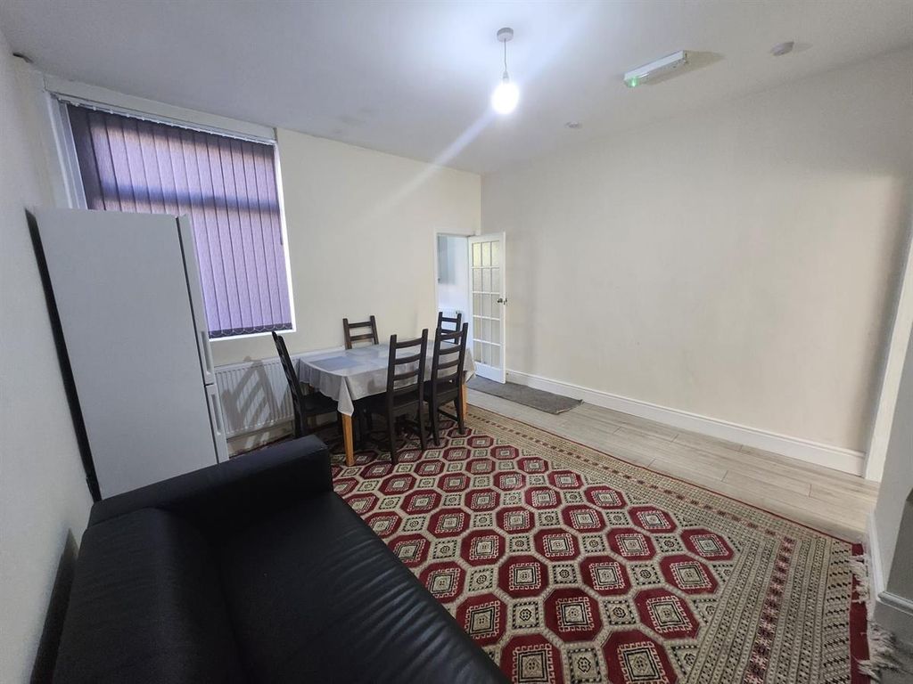 Property photo 1 of 15 Bright Furnished Living Room With Seating, Dining ...
