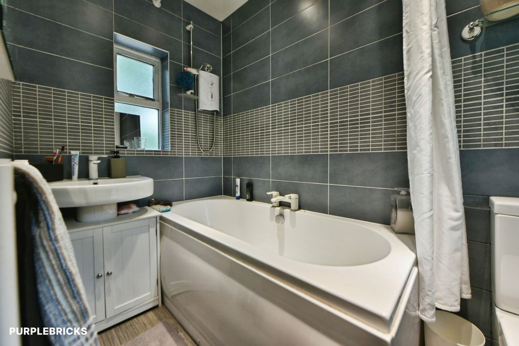 Property photo 3 of 21 Bathroom
