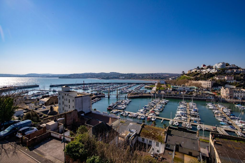 Property photo 1 of 32