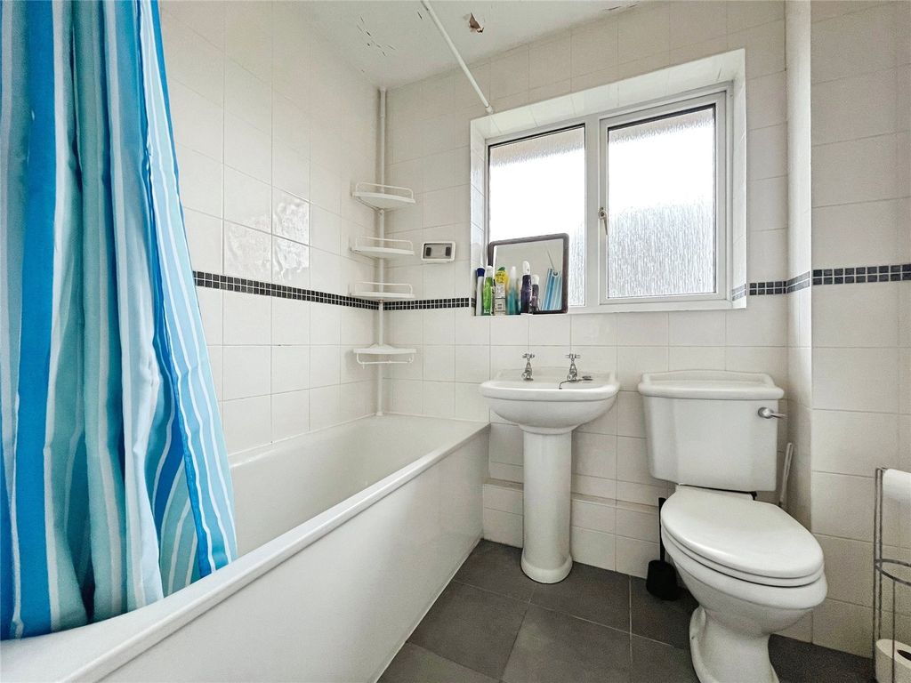 Property photo 3 of 11 Bathroom