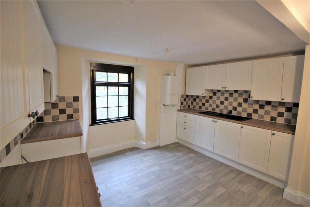 Property photo 2 of 8 Kitchen