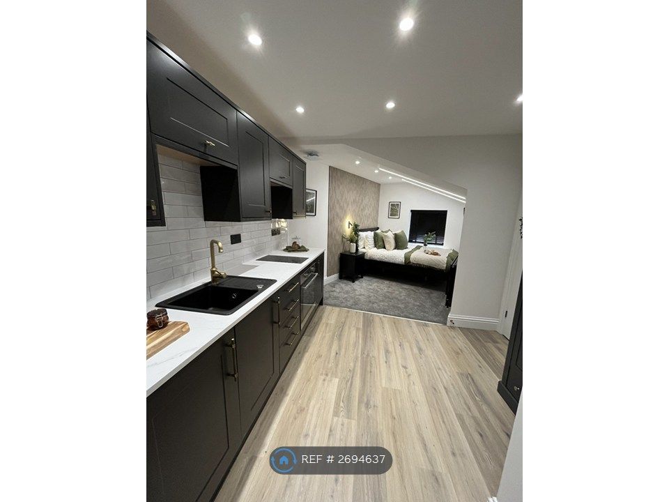 Property photo 1 of 12 Room 3