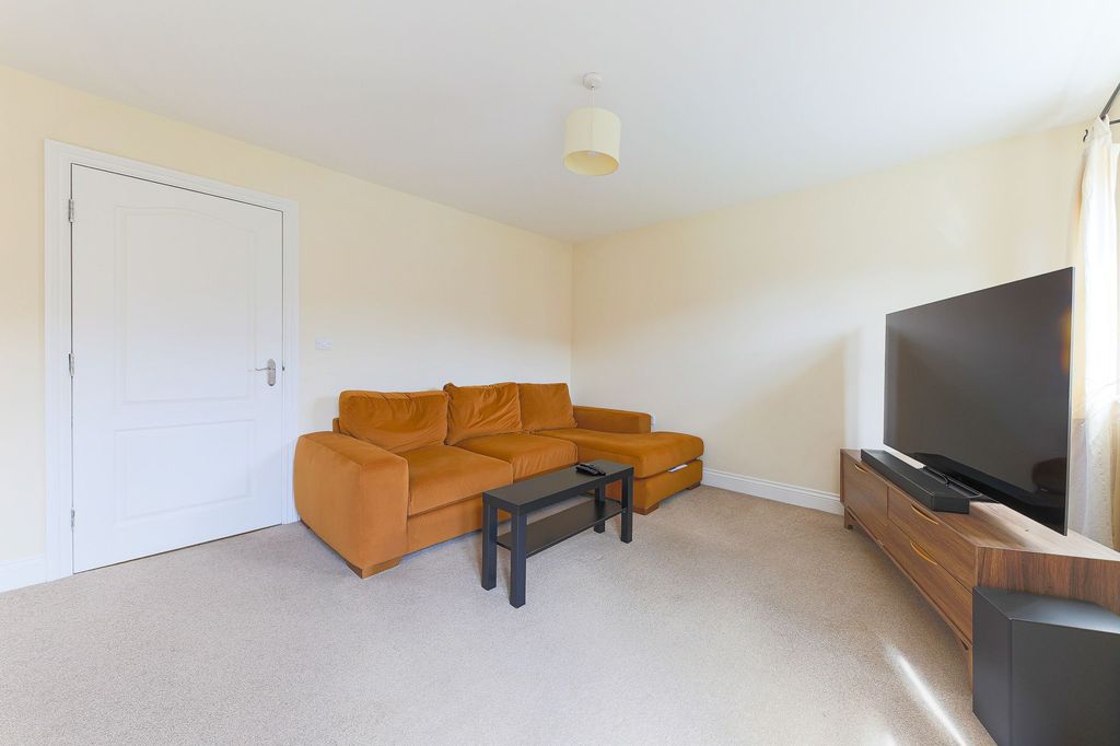 Property photo 3 of 11 Living Room