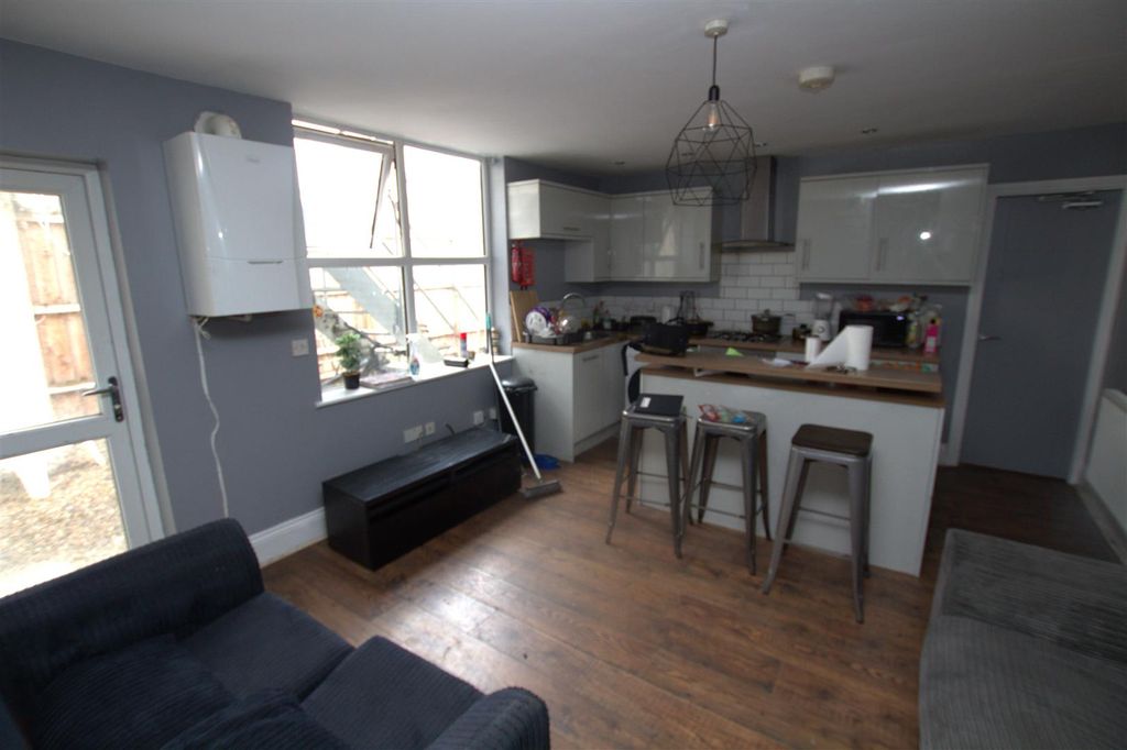 Property photo 1 of 6 Kitchen .Jpg