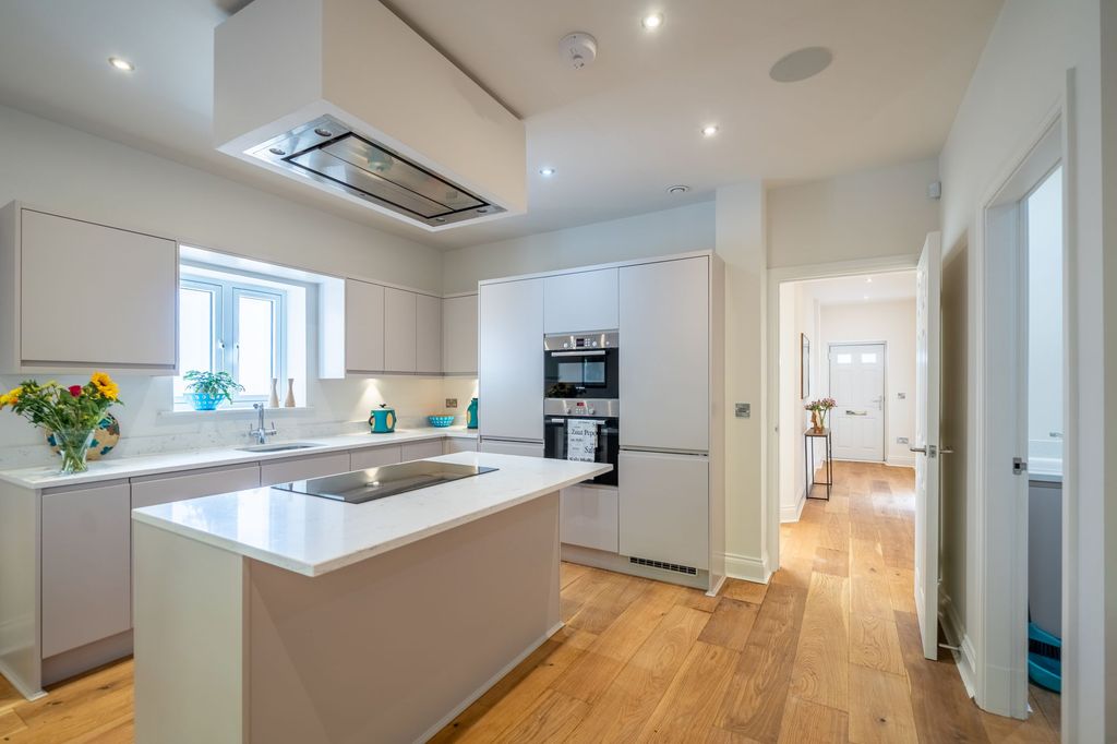 Property photo 3 of 28