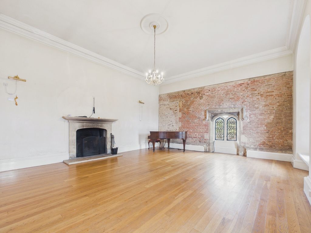 Property photo 2 of 25
