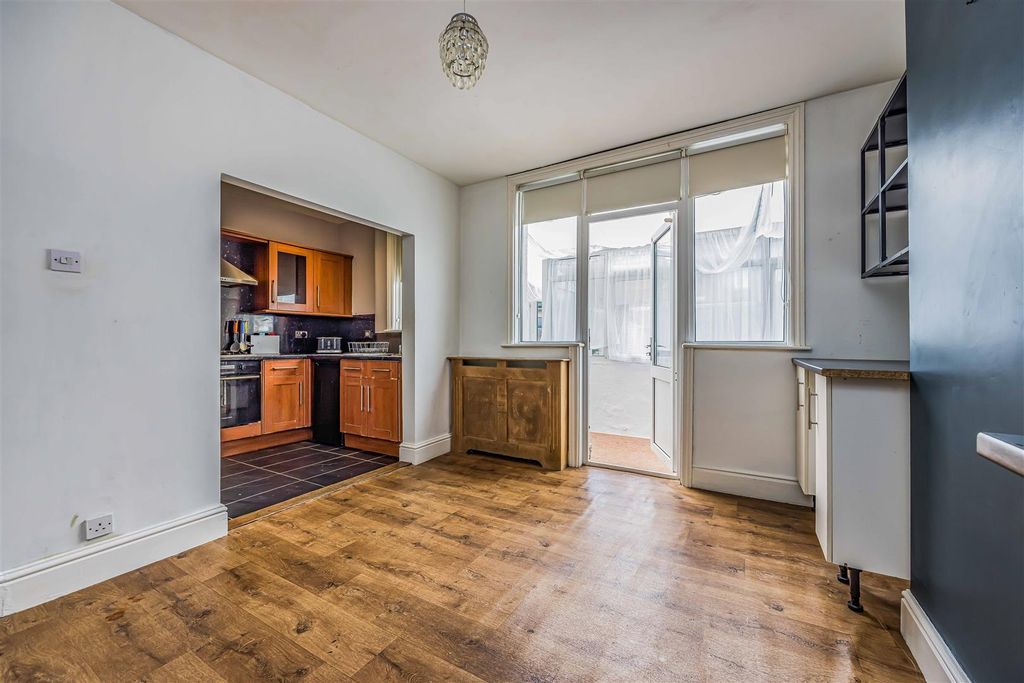 Property photo 3 of 24 81 Chesterfield Road, Portsmouth-Small-Porticomark