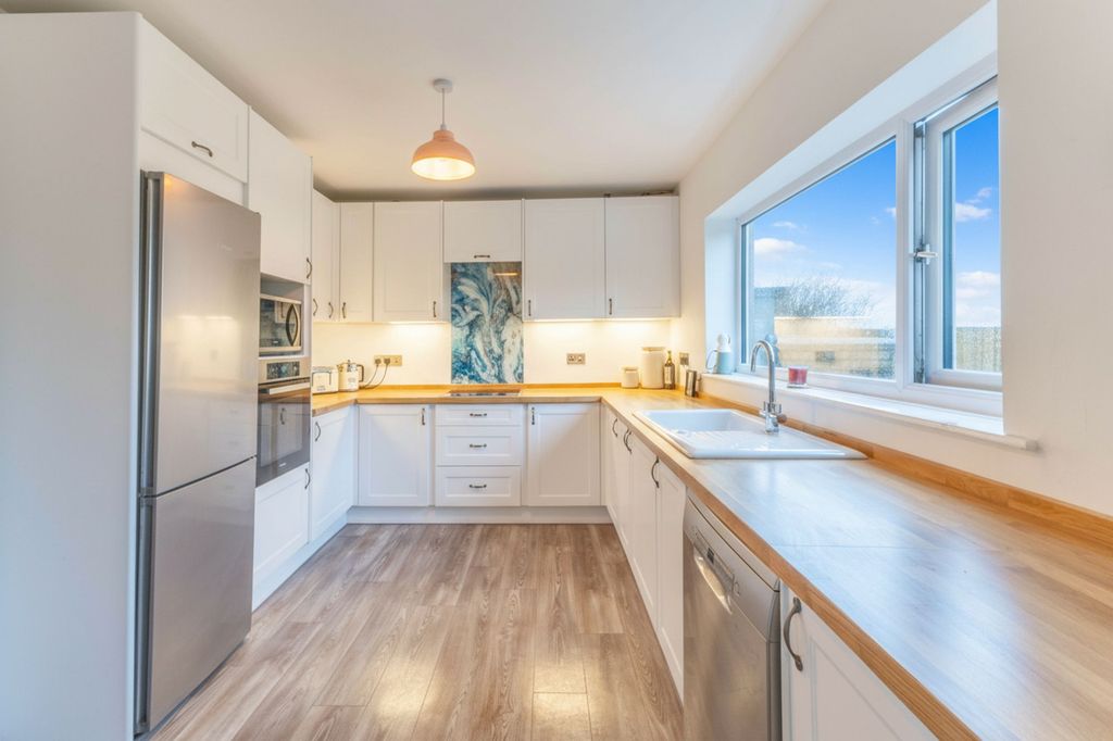 Property photo 2 of 28