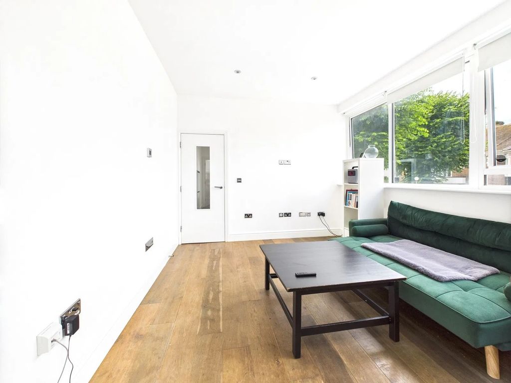 Property photo 3 of 7 Lounge._1751022270106