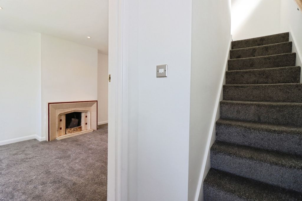 Property photo 2 of 17 Hallway
