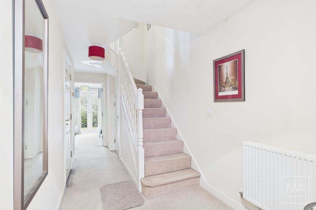 Property photo 2 of 18 Hallway