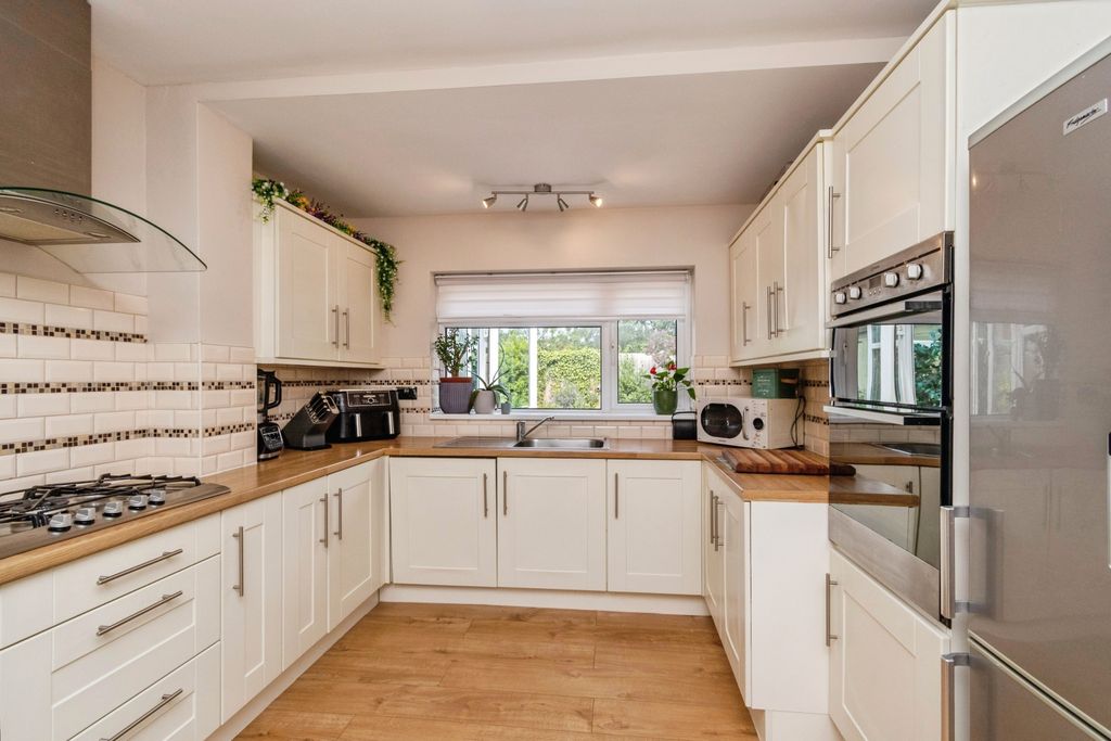Property photo 2 of 18 Kitchen
