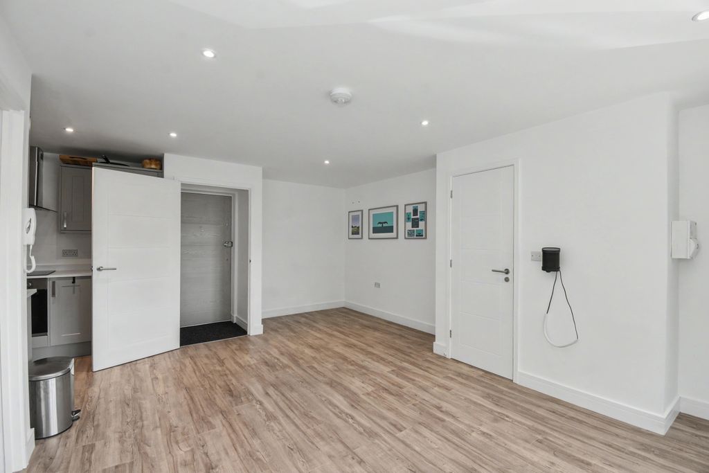 Property photo 3 of 13 Flat 6, Unit 2, Station Court, Bourne End Sl8 5Yq