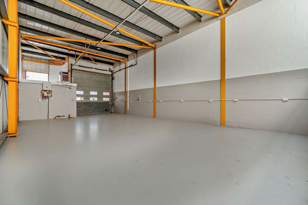 Property photo 3 of 11 8693987-Interior18-800