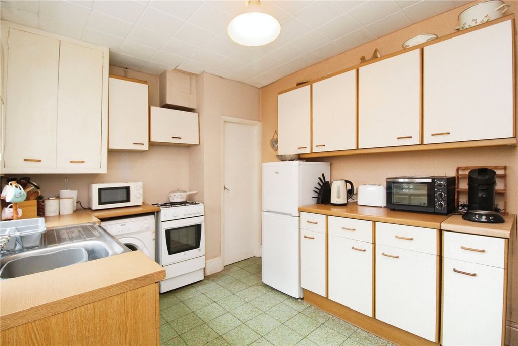 Property photo 3 of 25 Kitchen