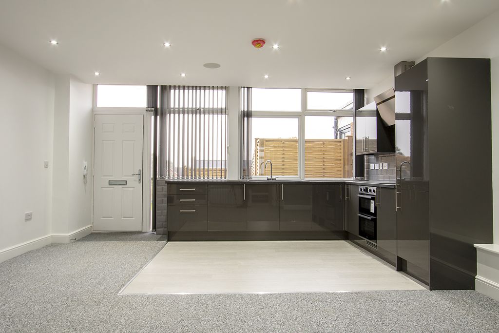 Property photo 3 of 8 Crockhamwell-Road-Re